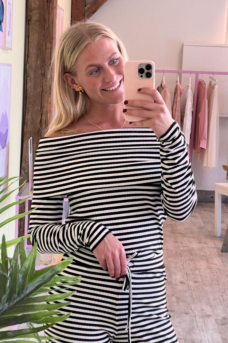 Bluse   Pc Laya Ls Off Shoulder Top   Bright White Black fra Pieces